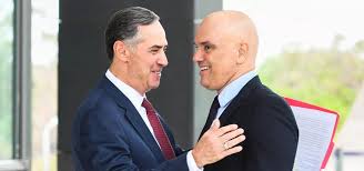 Barroso defende Moraes e diz que réus serão julgados ‘sem interferência, venha de onde vier’