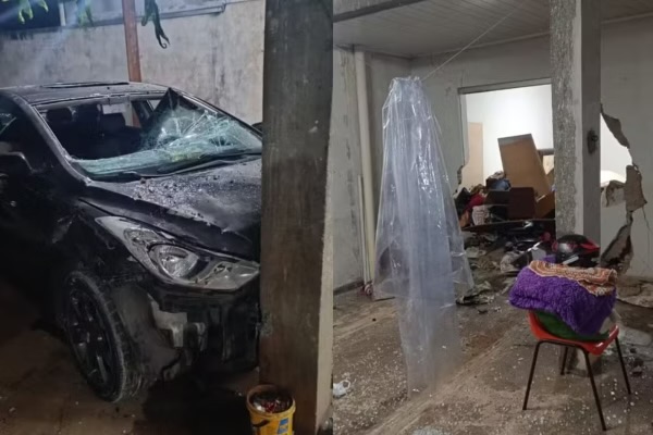 Revolta: Esposa nega sexo, e marido ameaça e bate carro contra própria casa