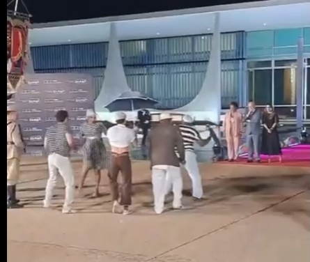 Prioridades: Com país em crise, Lula recebe turma de um filme