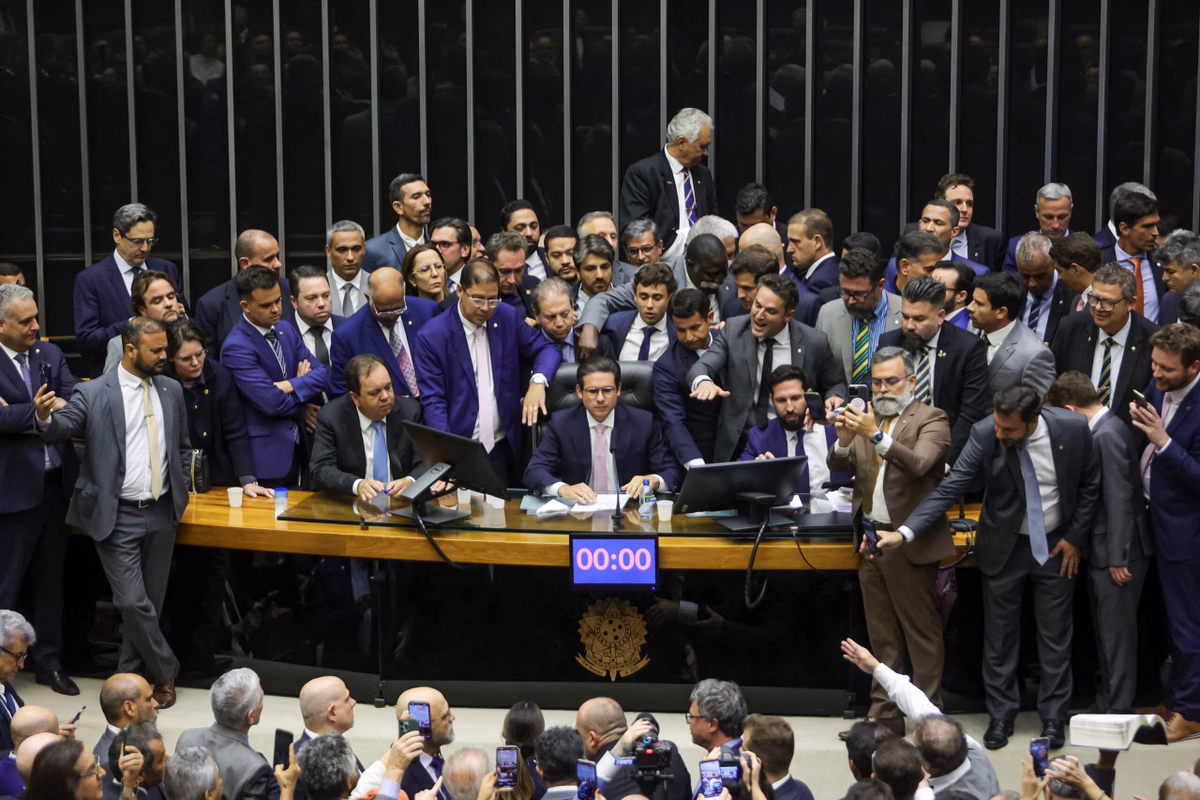 Presidente-da-Camara-dos-Deputados-Hugo-Motta-Republicanos-PB-senta-a-mesa-diretora-e-abre-sessao-extraordinaria-bolsonaristas-anistia-Metropoles-2-scaled.avif