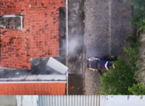 FireShot Capture 058 - BOMBA E TIROS_ MOMENTO EM QUE POLICIAIS ARROMBAM PORTÃO E ENTRAM NA_ - [www.youtube.com].png