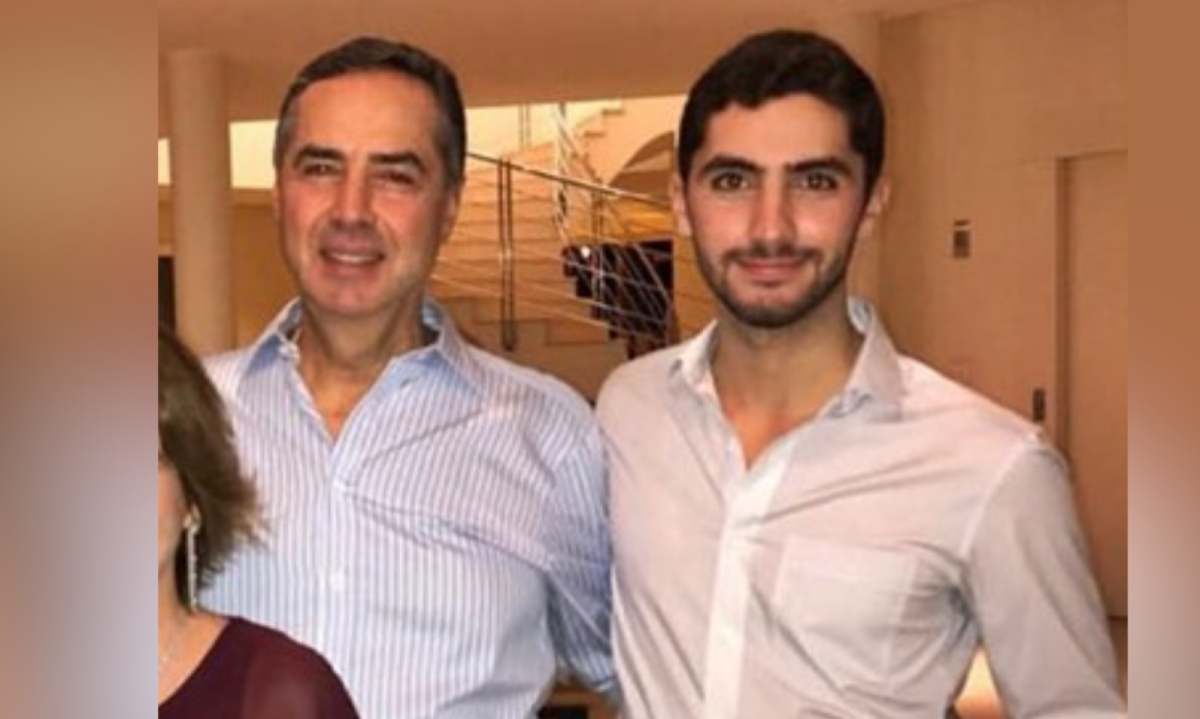 1_luis-roberto-barroso-e-filho-bernardo-van-russel-58278629.png