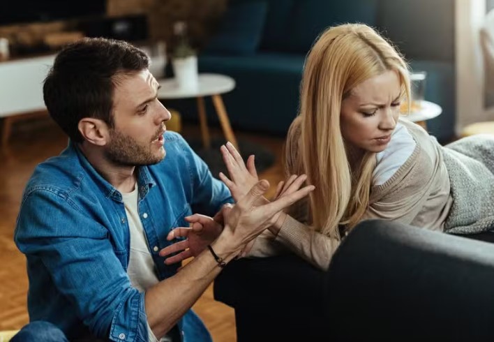 Homens casados são mais propensos a trair quando estão estressados ou ansiosos, aponta estudo; entenda
