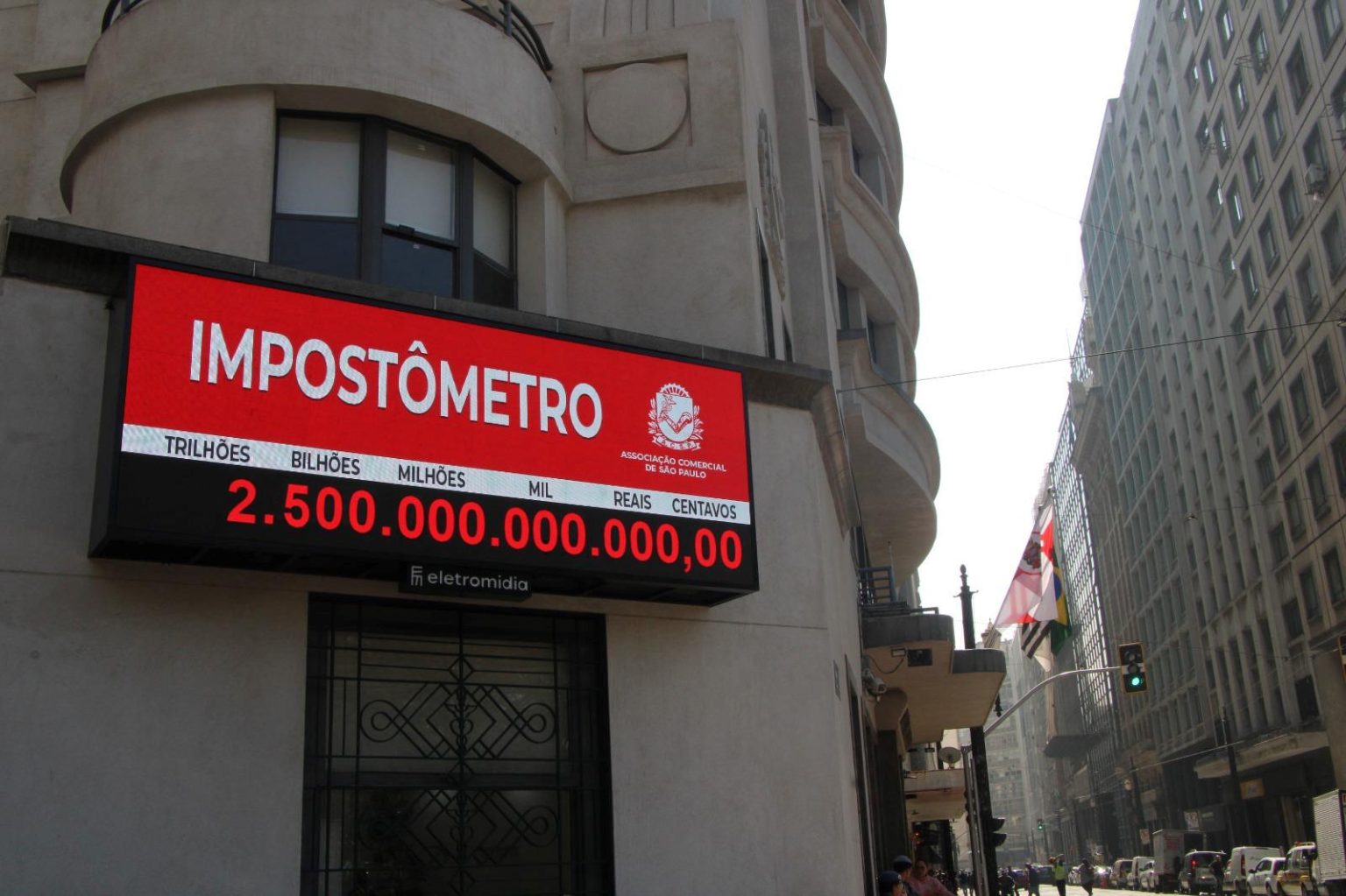 Brasileiros já pagaram R$ 2,5 trilhões de impostos em 2025, alta de 9,3% na comparação anual