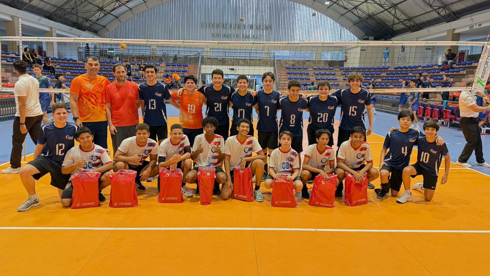 Atletas de vôlei do CEI presenteiam time adversário com tênis novos ao final de partida