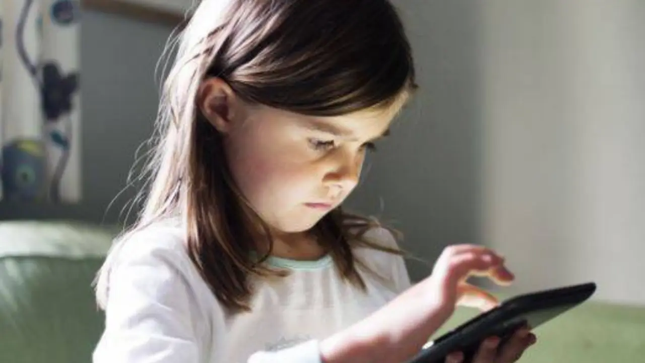 criança menina celular