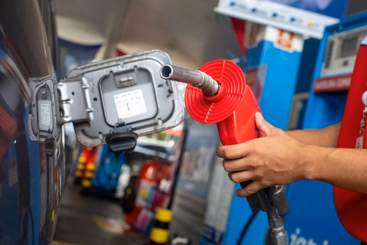 Motoristas-fazem-fila-por-gasolina-no-Dia-Livre-de-Impostos-2 (1).avif