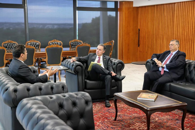 Ministros do STF negociam com Alcolumbre penas menores a réus do 8/1 em troca de enterro da anistia