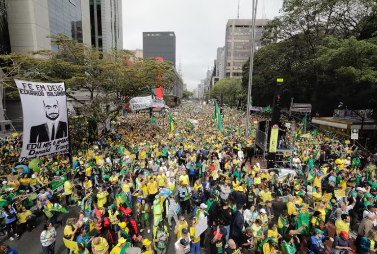 Manifestantes lotam Avenida Paulista em apoio a Bolsonaro e pedem anistia