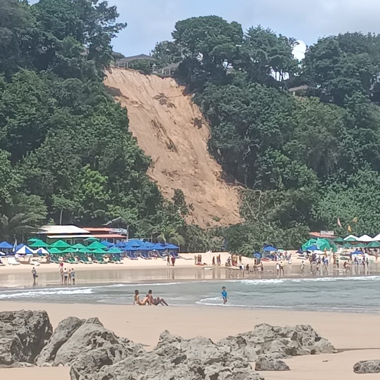 Deslizamento de terra atinge barracas na Praia do Madeiro, em Pipa