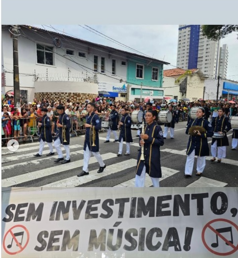 Banda de música de escola estadual faz protesto em desfile com presença da 