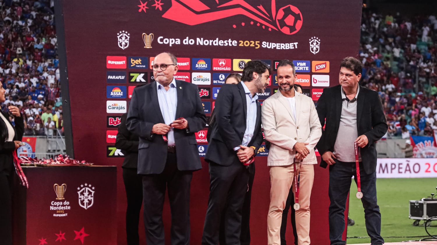 Presidente José Vanildo entrega taça da Copa do Nordeste