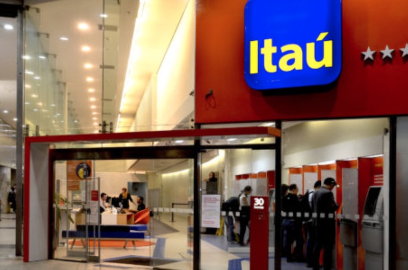 e17d58f9-agencia-do-banco-itau-by-div.jpg