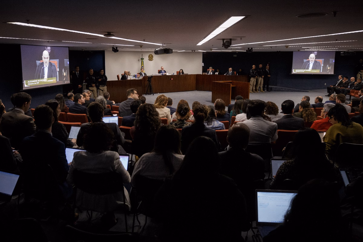 Com 2 a 0 por condenação de Bolsonaro e outros réus, STF retoma julgamento com voto de Fux