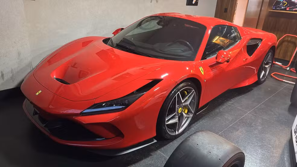 Ferrari, carro de Fórmula 1, relógios e dinheiro vivo são apreendidos pela PF em operação contra fraudes no INSS