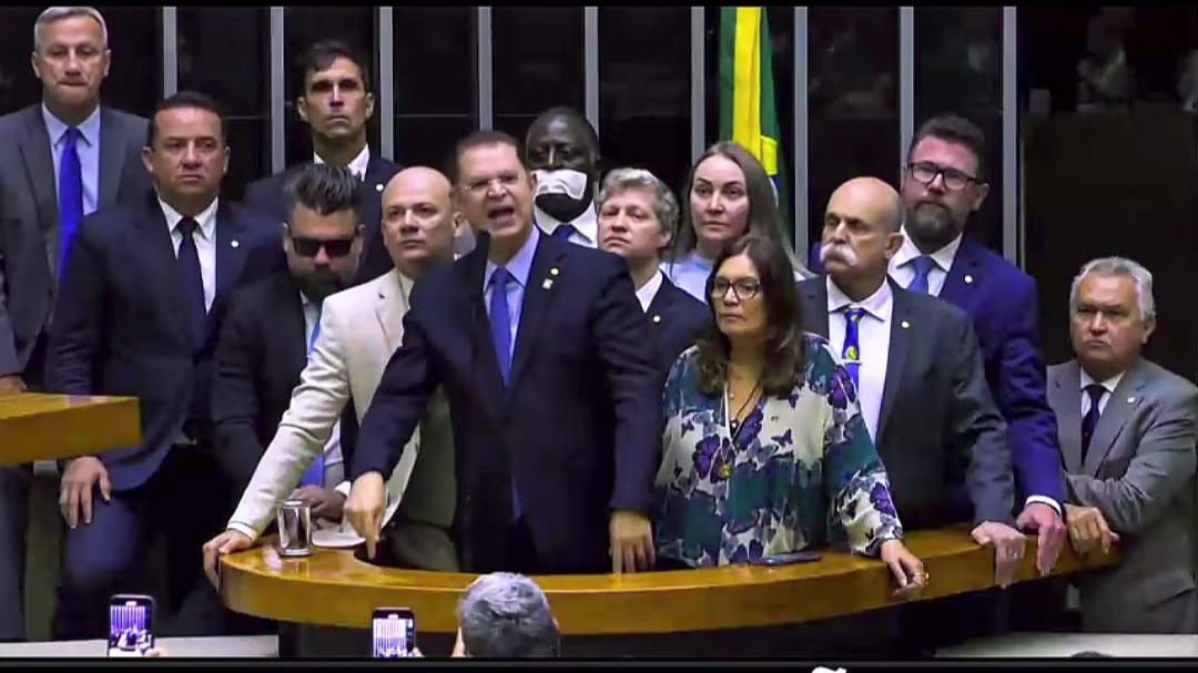 Oposição quer votar anistia esta semana, talvez na terça