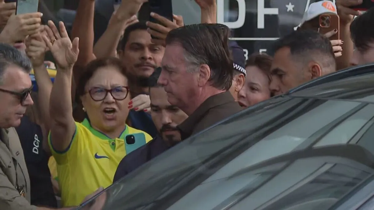 Sob escolta, Bolsonaro chega a hospital para procedimento na pele