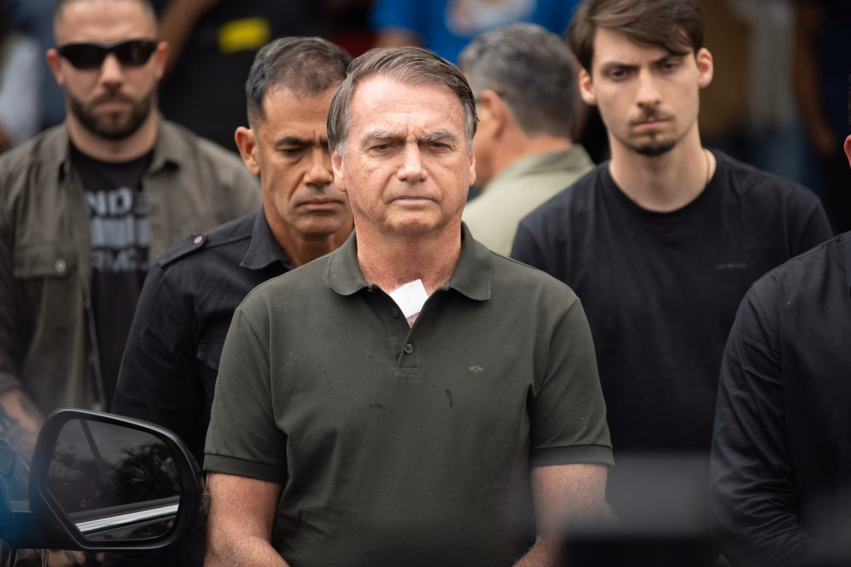 Jair-Bolsonaro-deixou-o-Hospital-DF-Star-em-Brasilia-onde-realizou-um-pequeno-procedimento-dermatologico-Metropoles-4 (1).avif