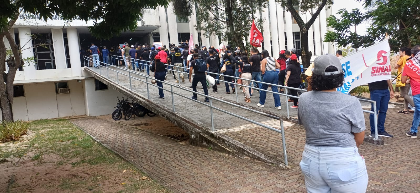 Em protesto, servidores da Fundase ocupam sede da Fundação