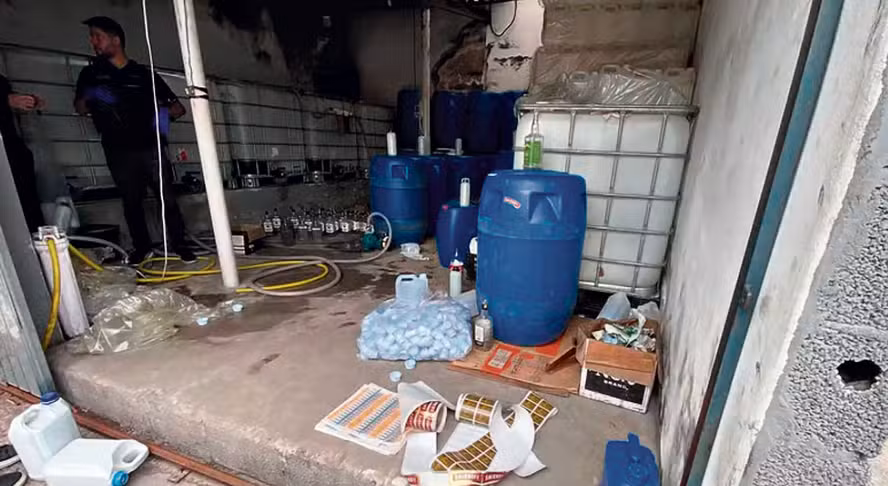 Com uma fábrica ilegal interditada a cada cinco dias, venda de bebida falsificada explode no país