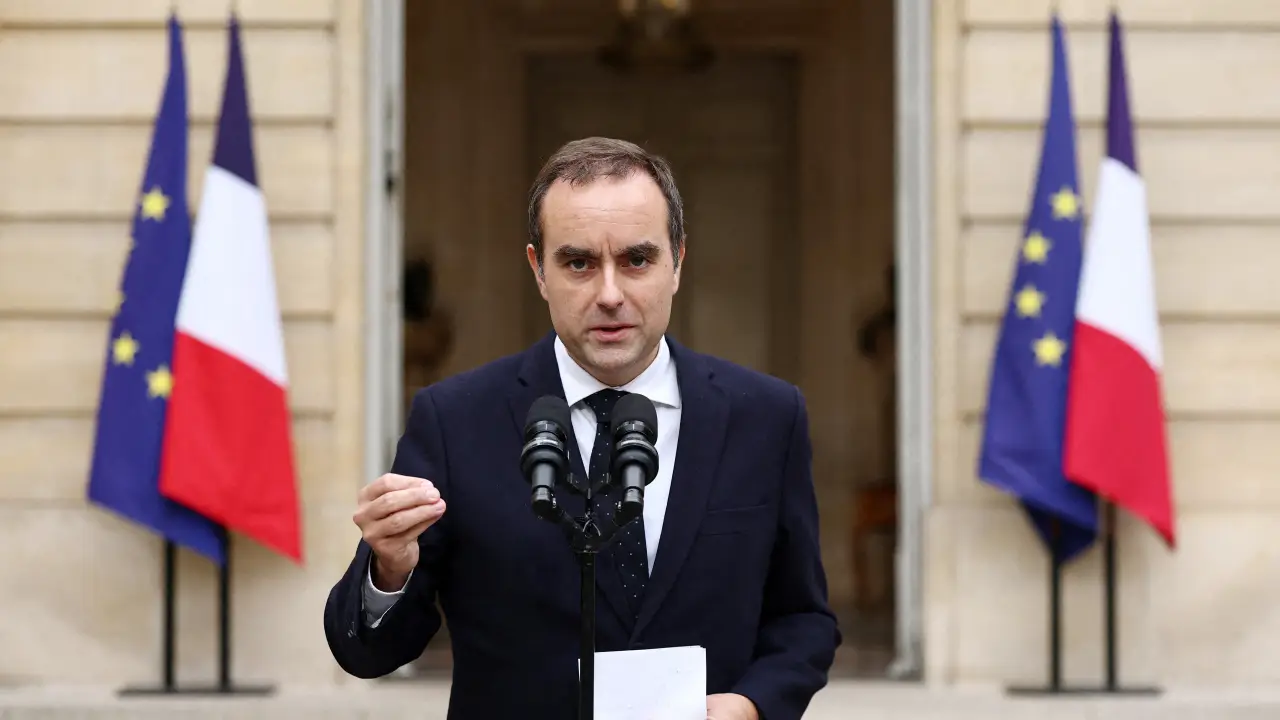 Primeiro-ministro da França renuncia menos de um mês após assumir