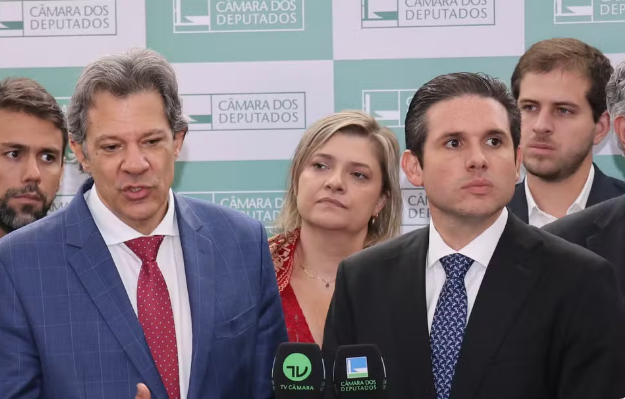 Haddad se reúne com presidente da Câmara para tentar salvar MP do IOF