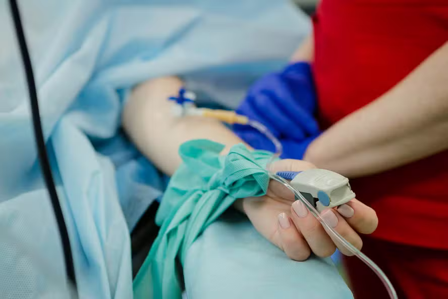 Metanol: Anvisa libera fabricação de 1º lote de etanol farmacêutico, antídoto usado para casos de intoxicação