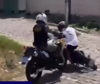 FireShot Capture 5727 - (1) TENTOU ESCAPAR DA PM FAZENDO MANOBRAS NA MOTO - YouTube_ - www.youtube.com.jpg