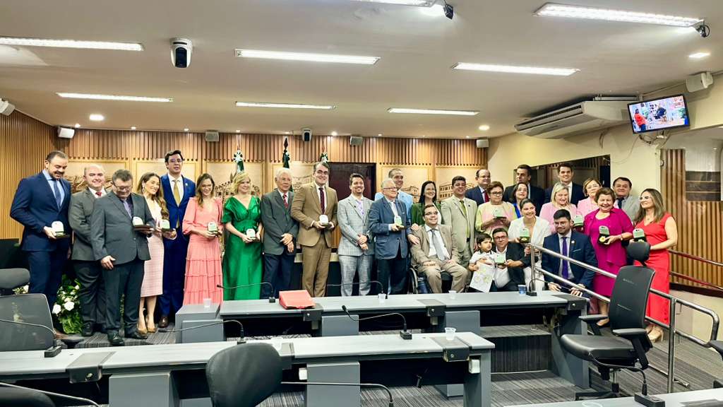 Daniell Rendall homenageia médico Rafael Franco em sessão solene da Câmara de Natal
