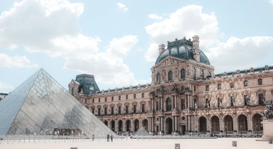 Louvre fecha por roubo: joias da coleção de Napoleão podem ter sido levadas