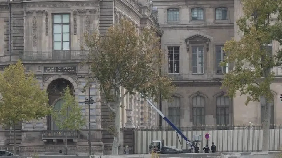 Assalto ao Louvre durou cerca de sete minutos, diz ministro