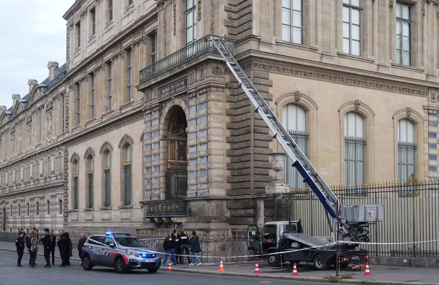 Autoridades francesas recuperam joia roubada do Louvre; ministra diz que criminosos agiram ‘de forma profissional’