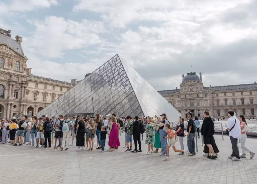 Assalto ao Louvre: visitantes em pânico 'correram e bateram nas portas de vidro' para sair do museu, diz jornal