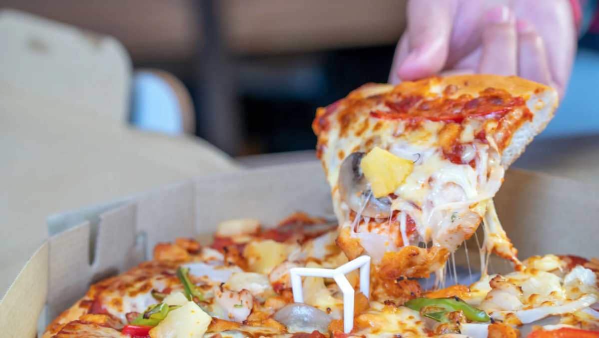Mulher morre após comer pizza; polícia investiga