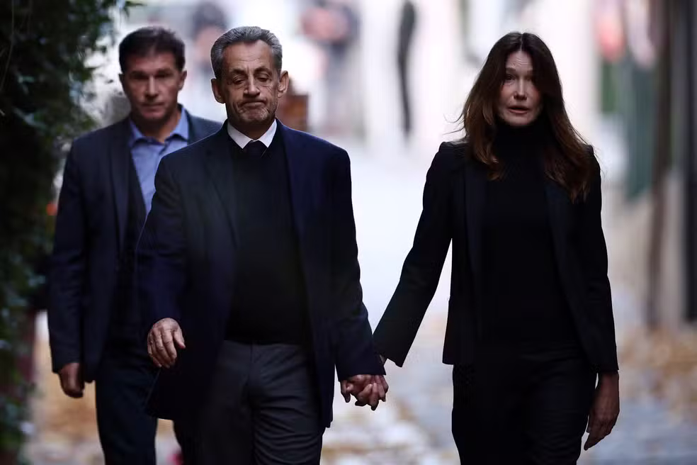 Ex-presidente francês Nicolas Sarkozy chega à prisão em Paris