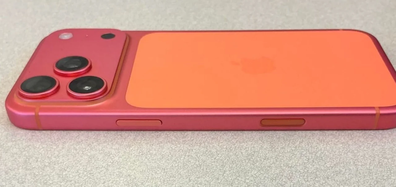 iPhone 17 Pro laranja surpreende: ele está ficando rosa após semanas de uso