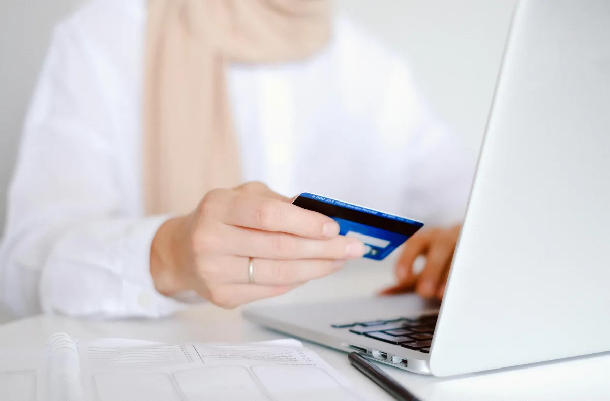 Quase 60% dos brasileiros usam IA para comparar preços de compras online