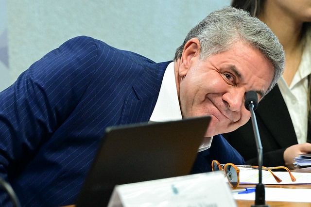 ‘O sr. deveria sair daqui preso pela safadeza contra aposentados’, diz relator a depoente na CPMI