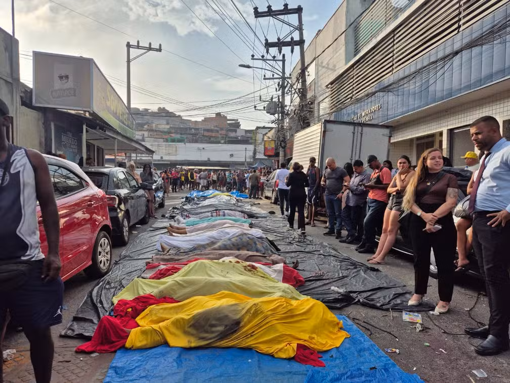  Pelo menos 55 corpos são levados por moradores para praça na Penha; mortes não constam do balanço oficial
