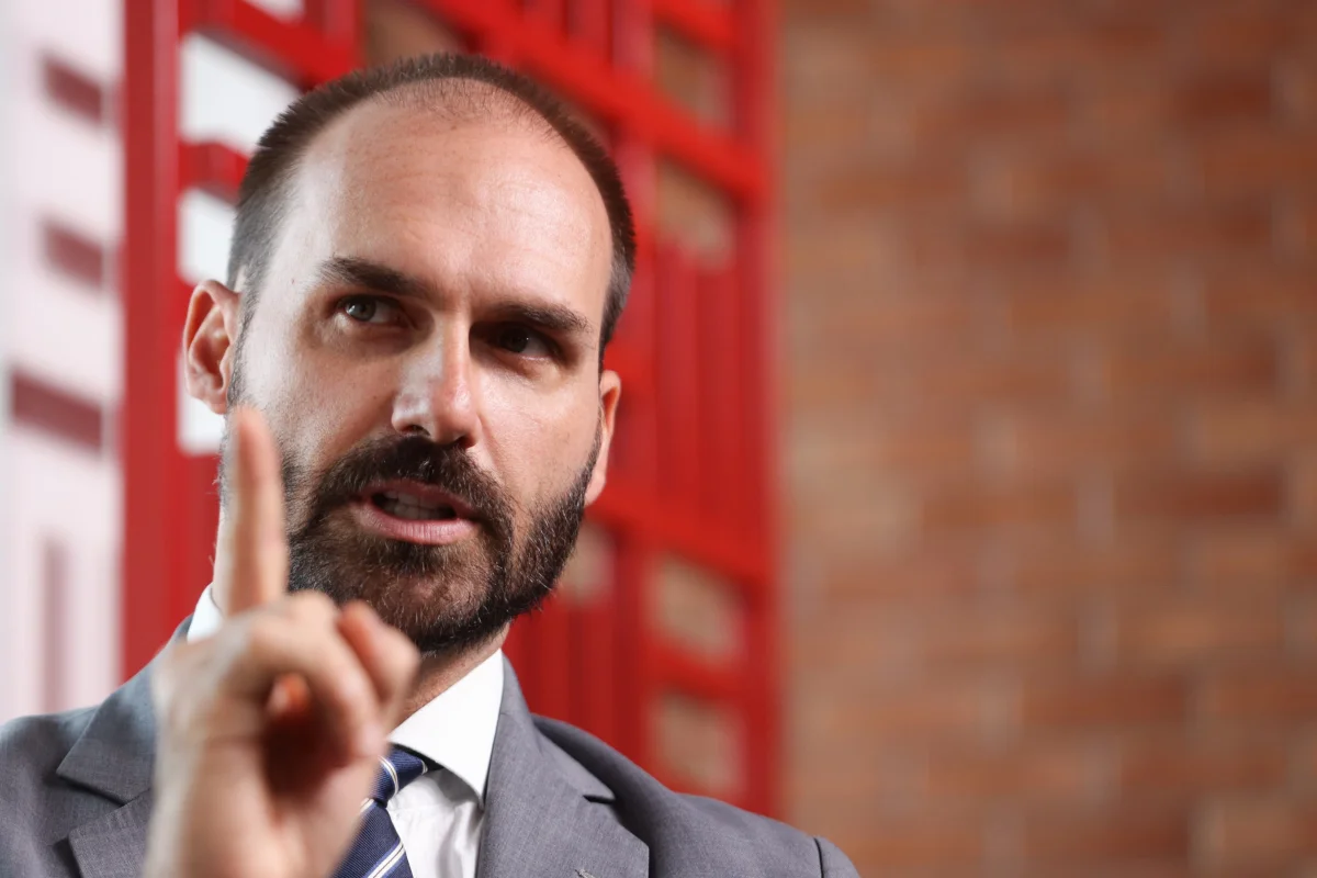 Eduardo Bolsonaro reage a petista que chamou operação de “chacina”
