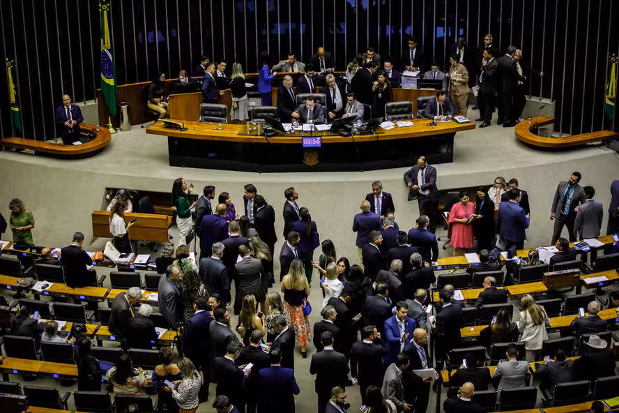 Eleições: 27 deputados e senadores devem disputar governos estaduais em 2026, aponta levantamento