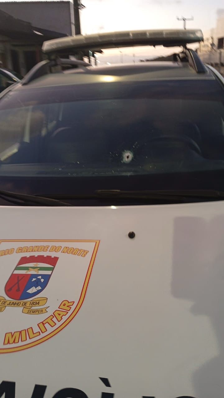 Bandidagem sem medo mete bala em viatura da PM, em Mãe Luiza