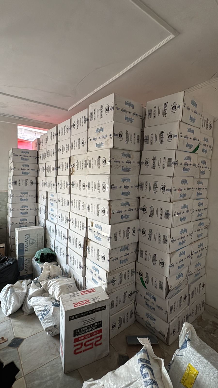 Operação cumpre mandados e bloqueia bens de grupo que movimentou mais de R$ 60 milhões com contrabando de cigarros