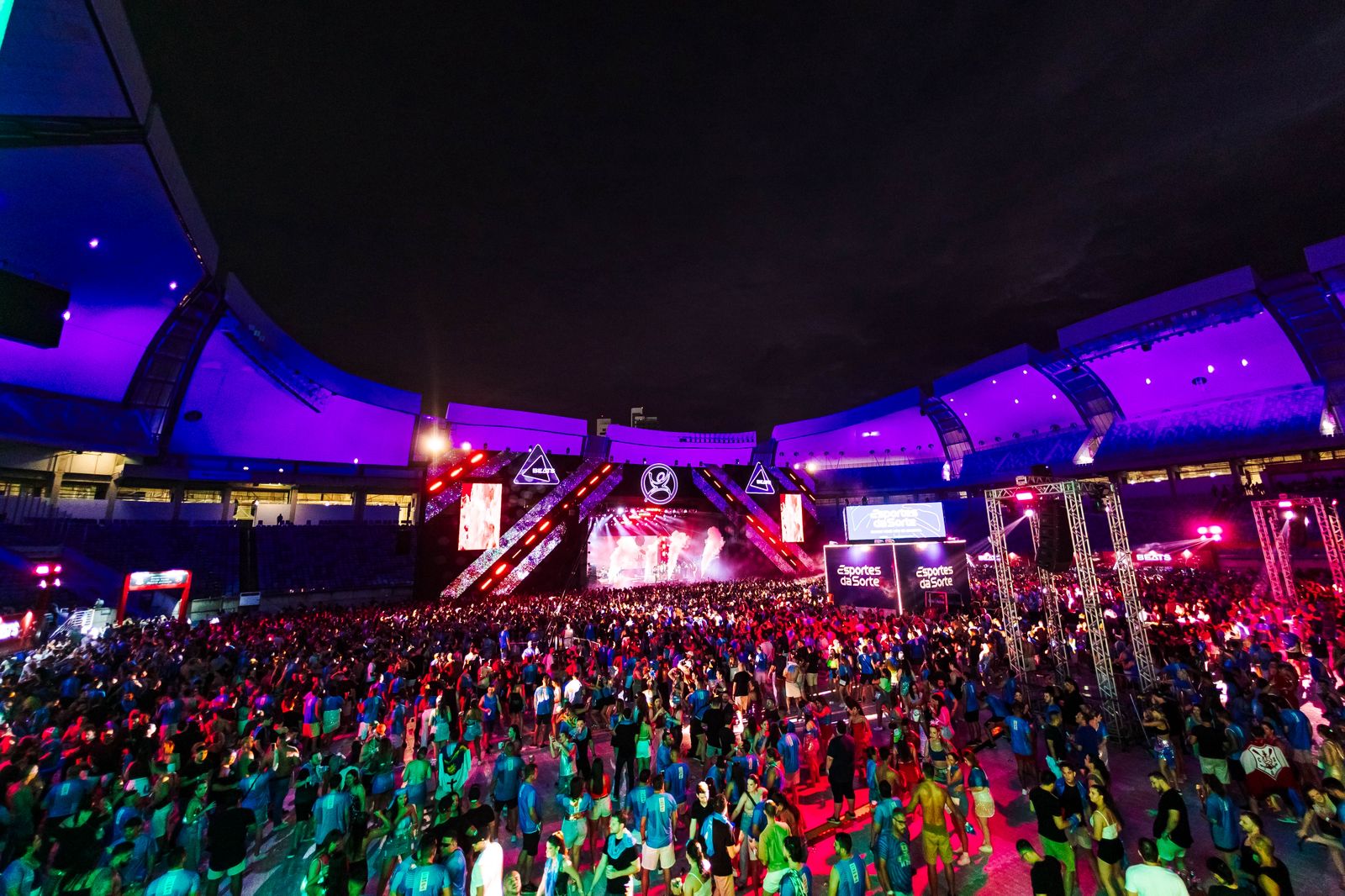 Camarote Skol chega com open bar premium, shows nacionais e estrutura diferenciada na Cidade Carnatal
