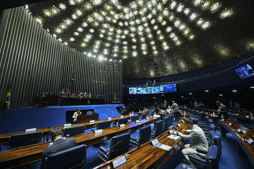 Senado aprova lei que proíbe descontos associativos em benefícios do INSS