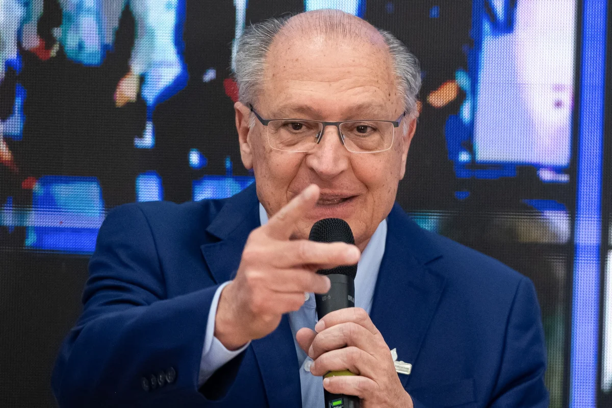Geraldo-Alckmin-e-o-Ministro-Alexandre-Padilha-durante-o-Ebserh-em-Acao-Agora-Tem-Especialistas-no-Hospital-Universitario-de-Brasilia-HUB-Metropoles-2.webp