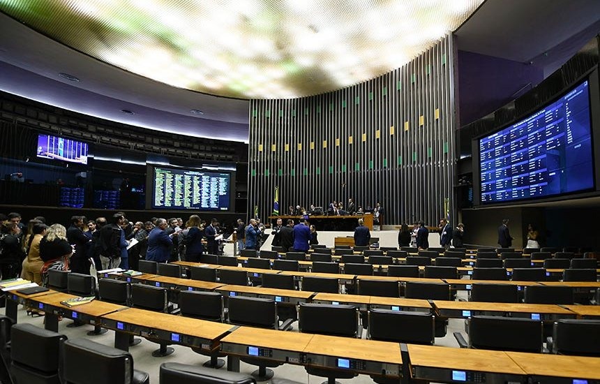 Câmara impõe nova derrota a Lula e aprova projeto antifacção por 370 a 110 votos