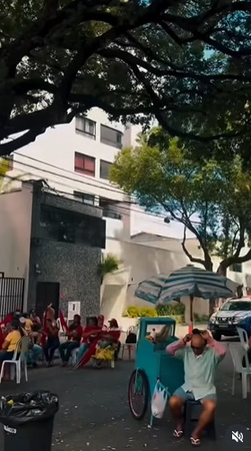 Turma da esquerda ainda interditando trânsito perto da Câmara