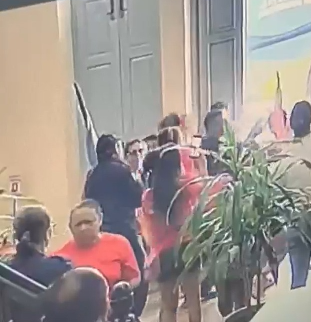 [VIDEO] Manifestantes de esquerda agridem covardemente guarda da câmara municipal