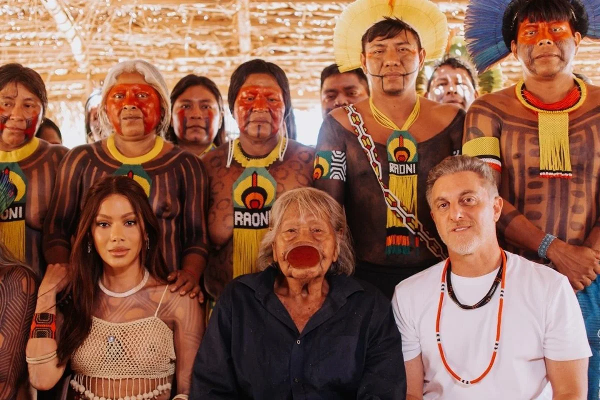 Anitta-e-Luciano-Huck-em-visita-ao-Parque-Indigena-do-Xingu.webp